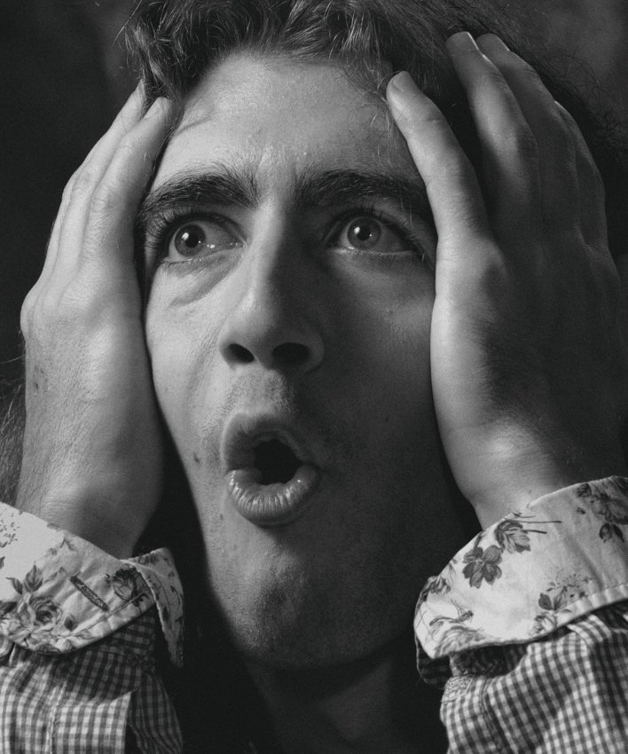 A man experiencing self discovery: The Aha! Principle